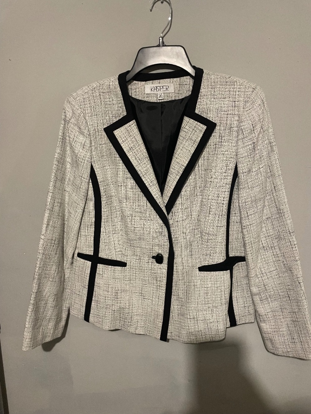 Kasper women’s 10 P gray with black trim suit jacket